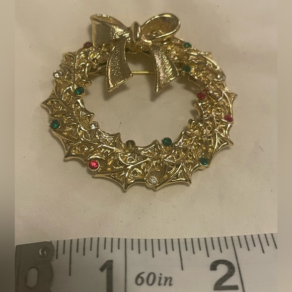 3 Vintage Christmas brooches. Wreath, enamel boot, and rhinestone candle. - Picture 3 of 9